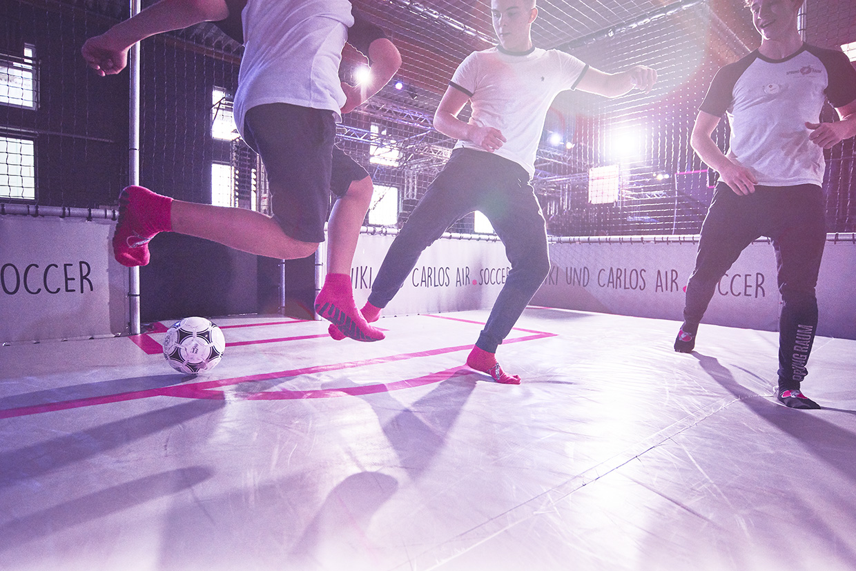 Beim AIR.SOCCER in Köln/Bonn spielst du Fußball auf einem AIR FLOOR